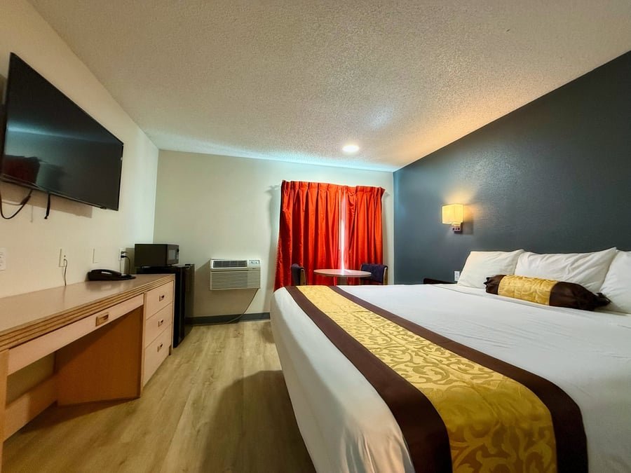 Single King Room – view 4