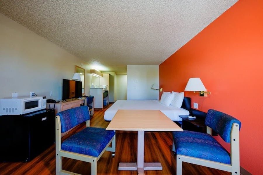 Single King Room – view 7