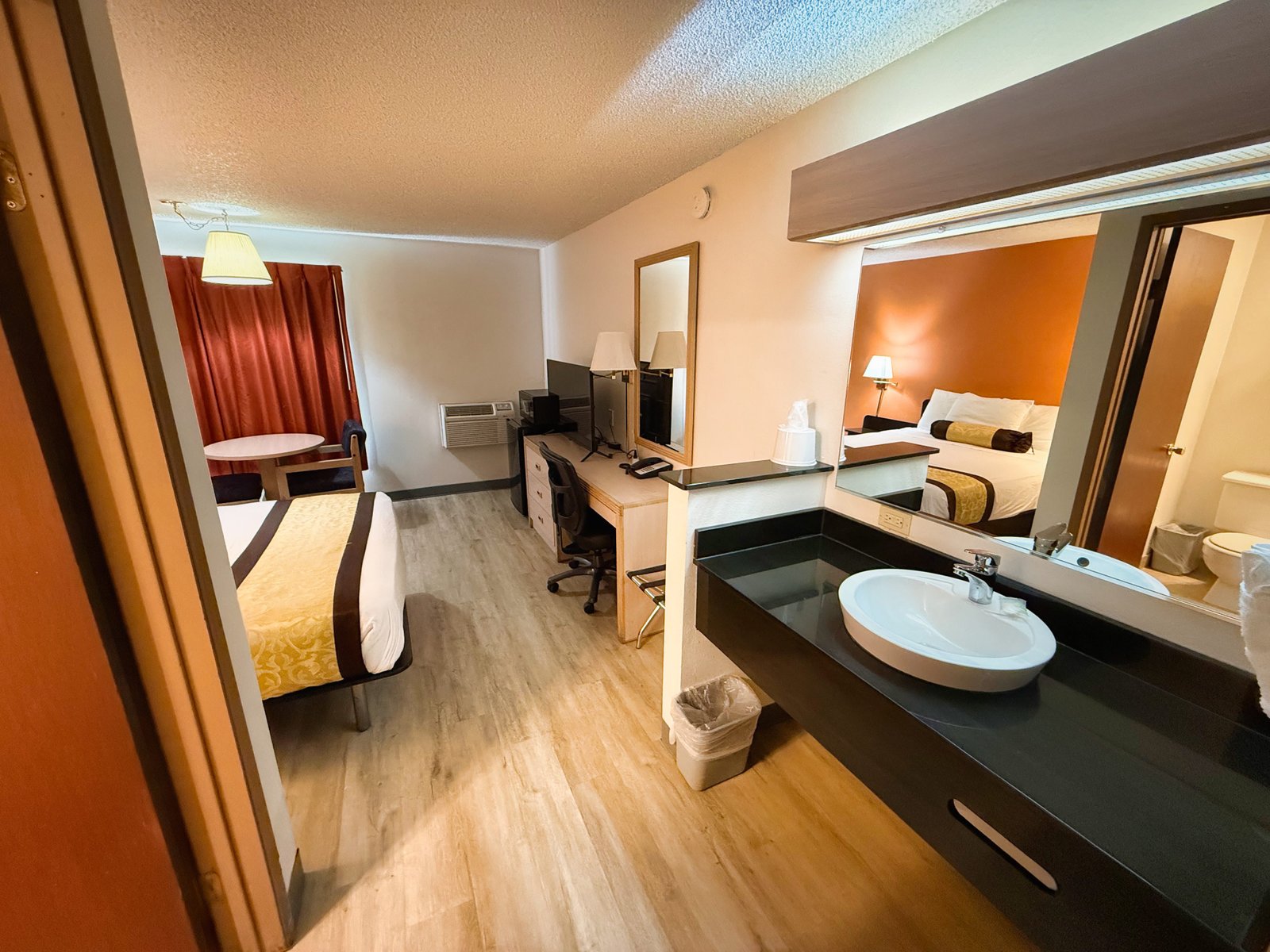 Single Queen Bed Room view 5
